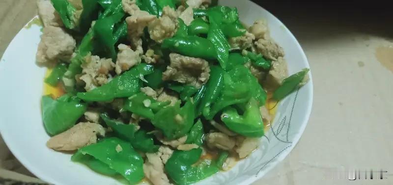 青椒炒肉鲜香入味，肉片嫩滑不柴，青椒脆爽爽口
清炒油麦菜鲜嫩翠绿，清淡解腻，爽口