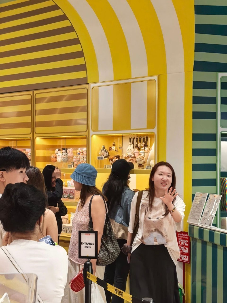 泰国偶遇刘亦菲逛街 有网友在泰国偶遇刘亦菲逛街，身边跟的是助理，还有p3的阿姨也