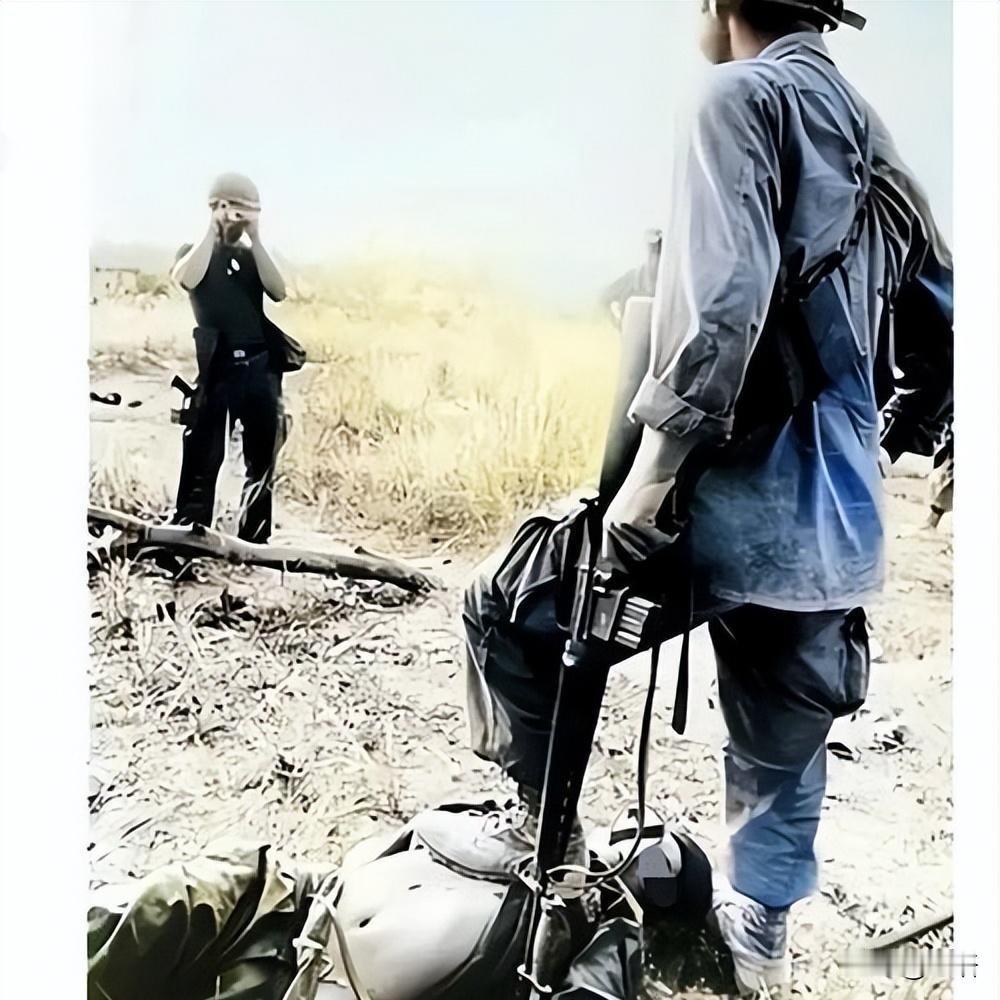 1972年，一个越南女兵的尸体静静躺在战场上，美军士兵为了炫耀，不仅扒掉她的裤子