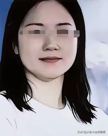彭某某皮肤白皙，面容姣好，柳眉杏眼，容颜明丽，体态丰腴，给人的感觉肥而不腻。她的