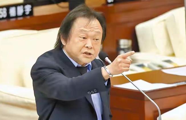 王世坚再上热搜！就在昨日（15日），台"立法院"上演精彩一幕，民进党"立委"王世