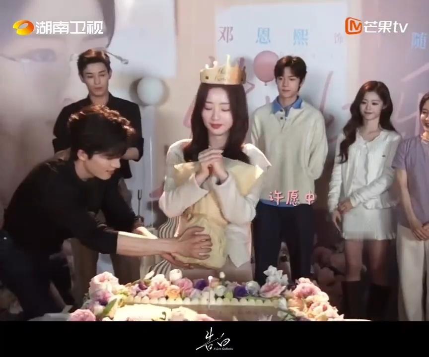 哎呦提前十天就在给恩熙准备祝福了生日当天又是送花又是起哄，这个氛围完全就是偶像剧
