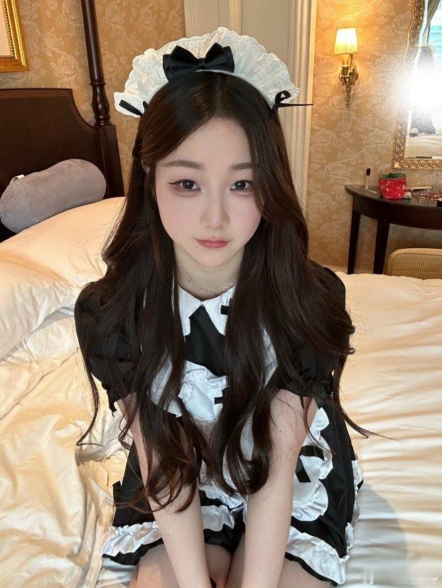 太慷慨了，解说Kitty晒床照：黑白女仆装yyds！ [喵喵][喵喵]Faker
