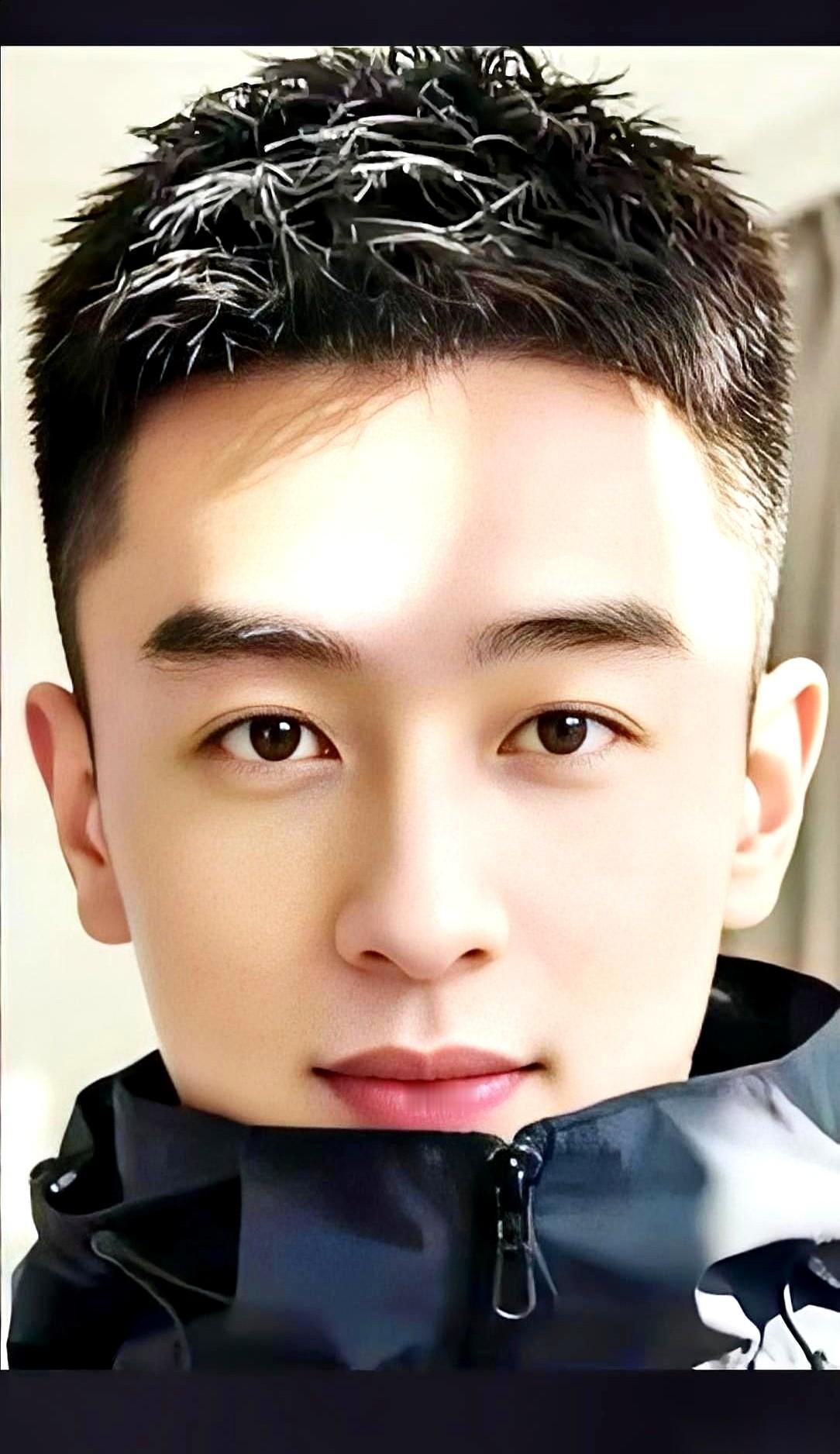 把枕头哭湿，真的不算什么本事。
牛的是，哭着哭着，天亮了，枕头它自己又被熬干了。
