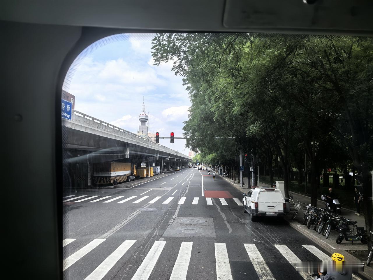 610公交车经过苏州桥，目的地海淀公园。