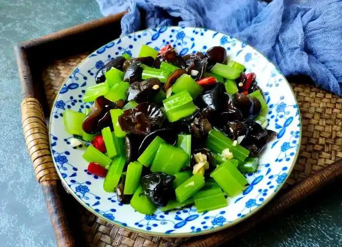 60 岁妈血管比 30 岁还干净！全靠这 5 道家常菜，血栓绕道走！
张阿姨刚过