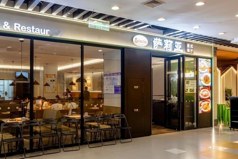 最近萨莉亚火啦，这“意大利沙县”摇身一变成了“穷鬼Bistro”。好多打工人下班