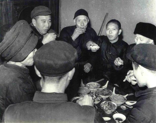 在家乡王震与少年时代的朋友共叙友情。