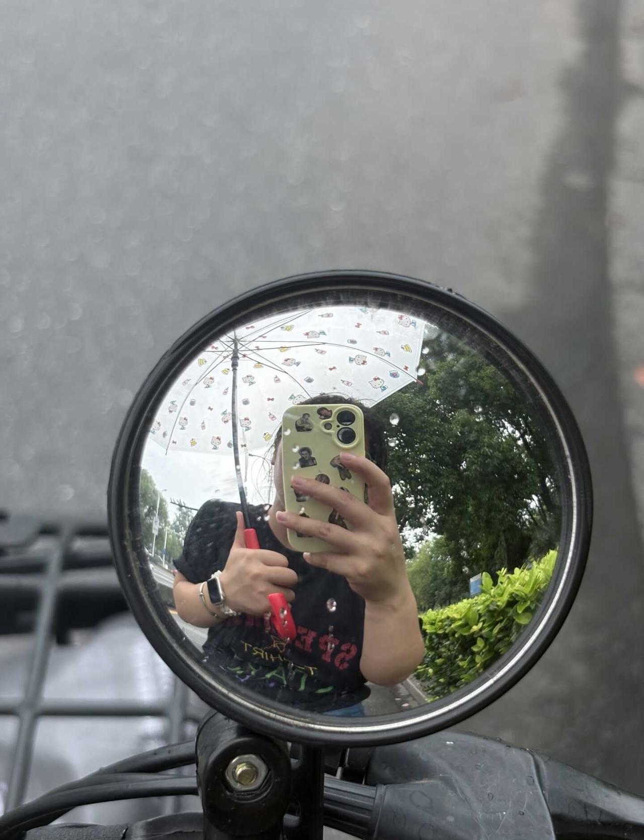 好恶心的天气啊💔
6.22下午
一边下雨要撑伞
一边是大太阳巨晒
空气中的湿度