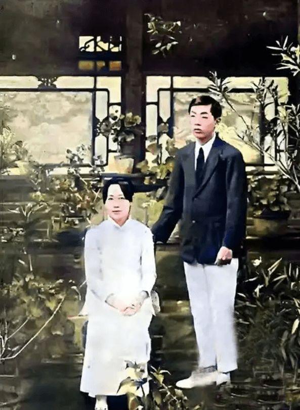 杨绛先生说过：聪明的女人，宁可守着无爱的婚姻，也不会轻易离婚。因为和谁过都一样。