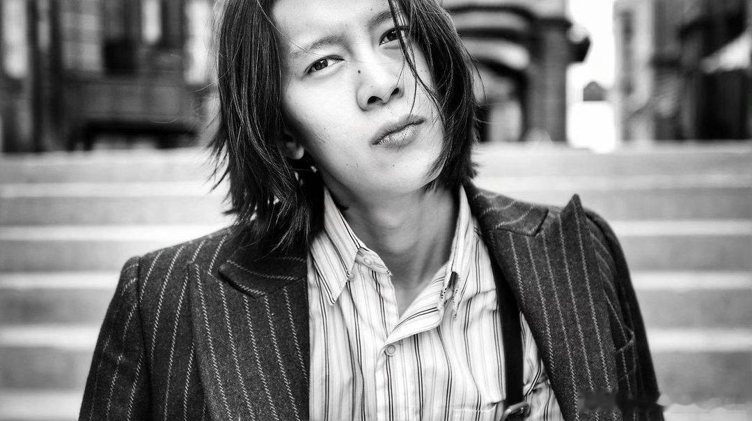 被李九霄身上原生的野性美吸引，健康的肤色让他充满生命力。戏路宽广，不断尝试多样角