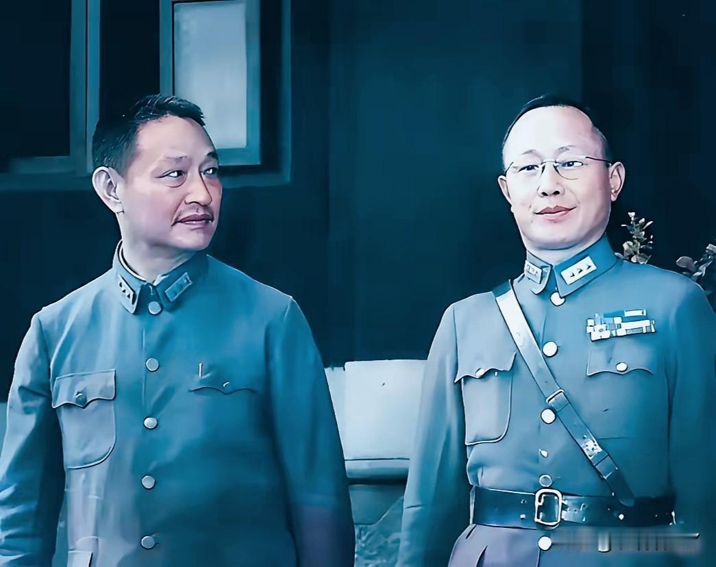 一九四五年，重庆，程潜与何应钦的合影老照片。这并非演戏，也并非影视剧里的演员，而