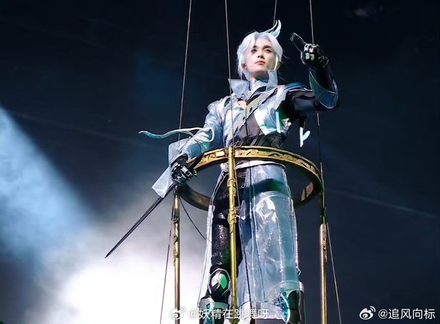 吴磊刺激之夜剑来联动舞台把原著画面具象化呈现，吴磊舞剑英姿飒爽，御剑飞行桥段令人