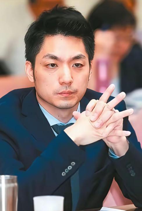 最近蒋家那边又传出消息，有后人站出来公开喊话，想把蒋介石和蒋经国的两口棺椁迁回大