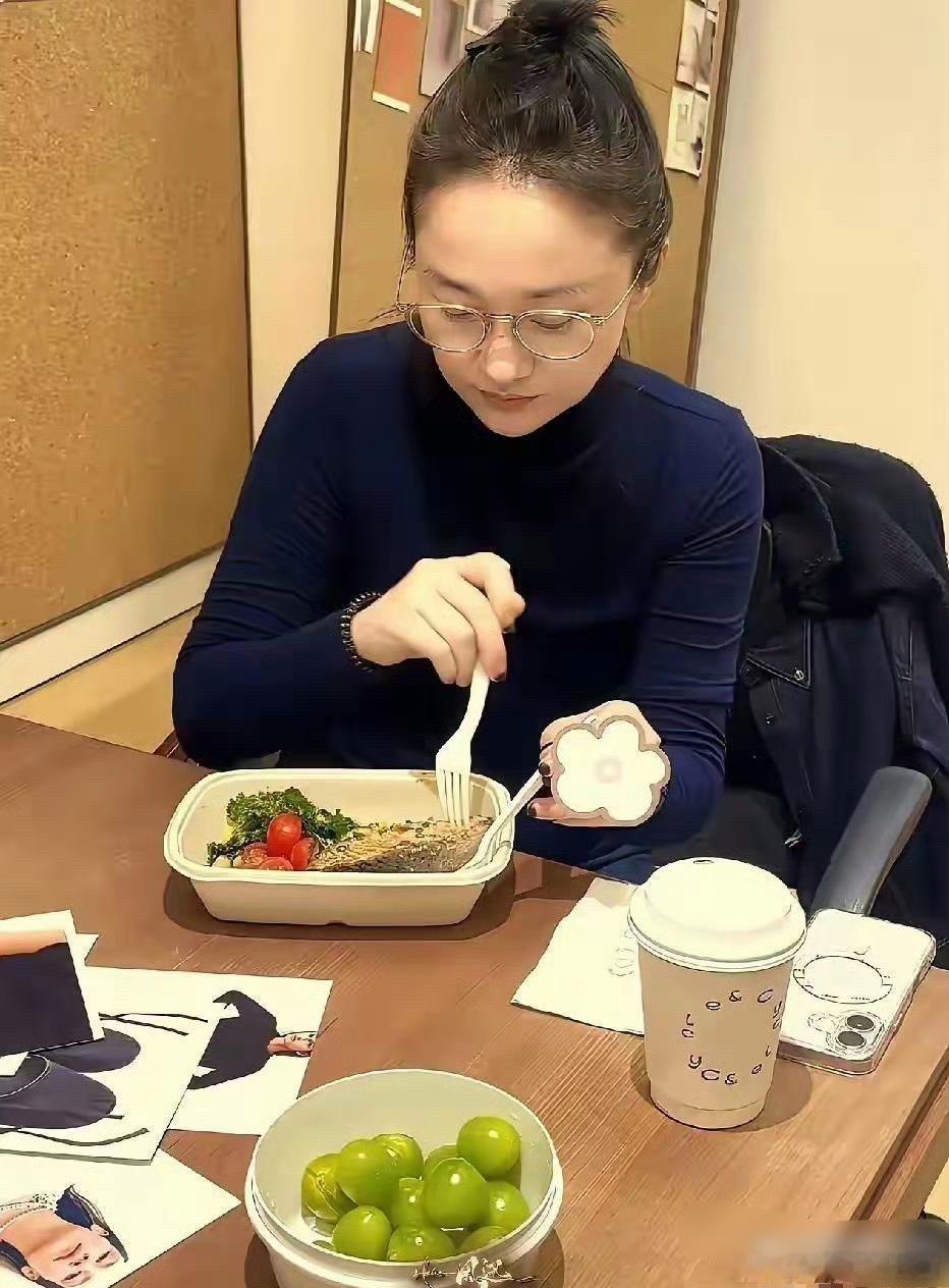 周迅的自律，全在这碗轻食里了，难怪一直这么瘦，这状态绝了 