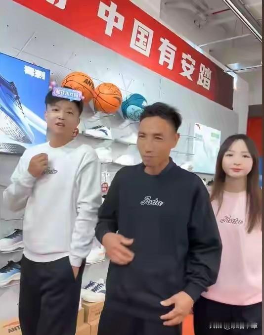 小松带货：放弃三姐，亲情牌能走多远

小松好像要换路子了，听说不跟三姐合作了。大