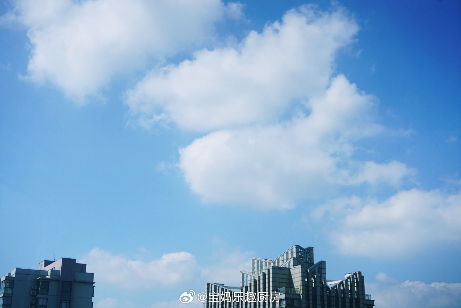 今天是个好日子天气好好哦～#臀腿训练##弹力带# 弹力带训练 加个码 上沙袋左腿