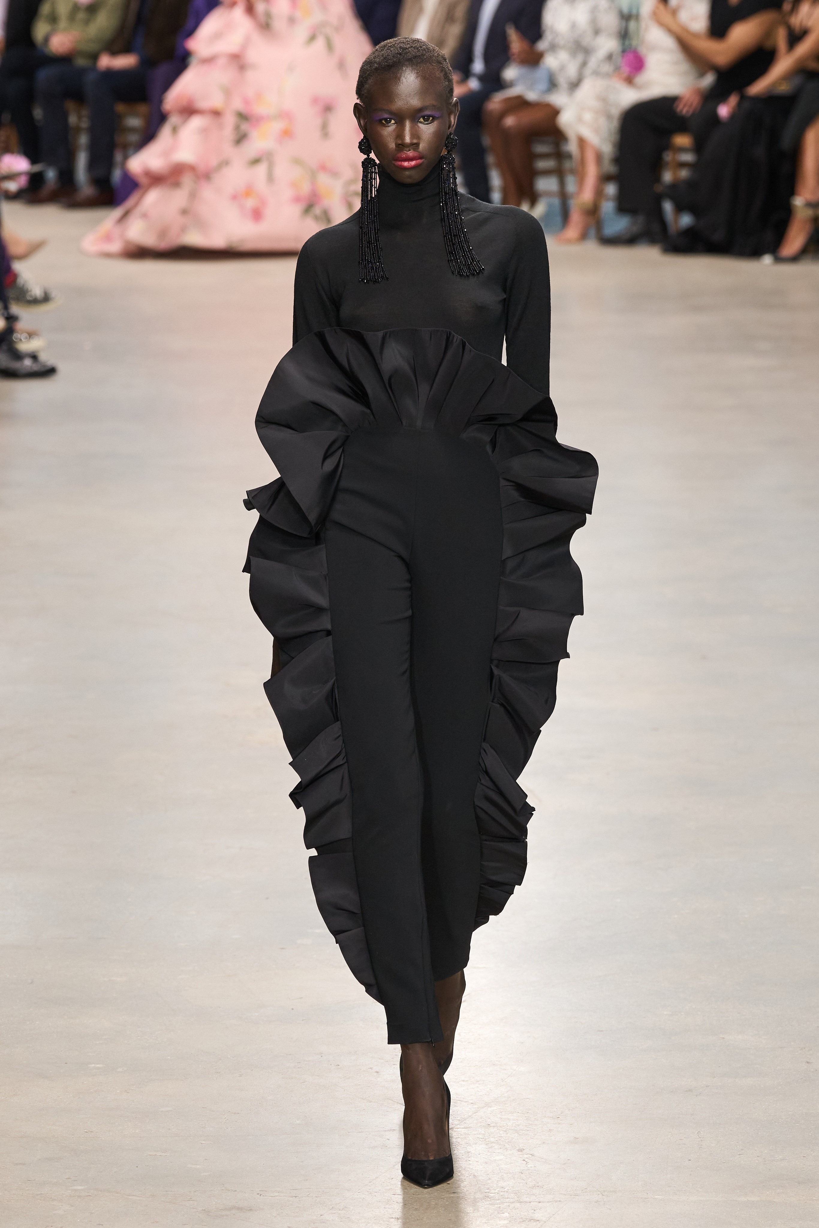 Carolina Herrera 2024秋冬系列也带来卫生巾设计，时尚是一个巨