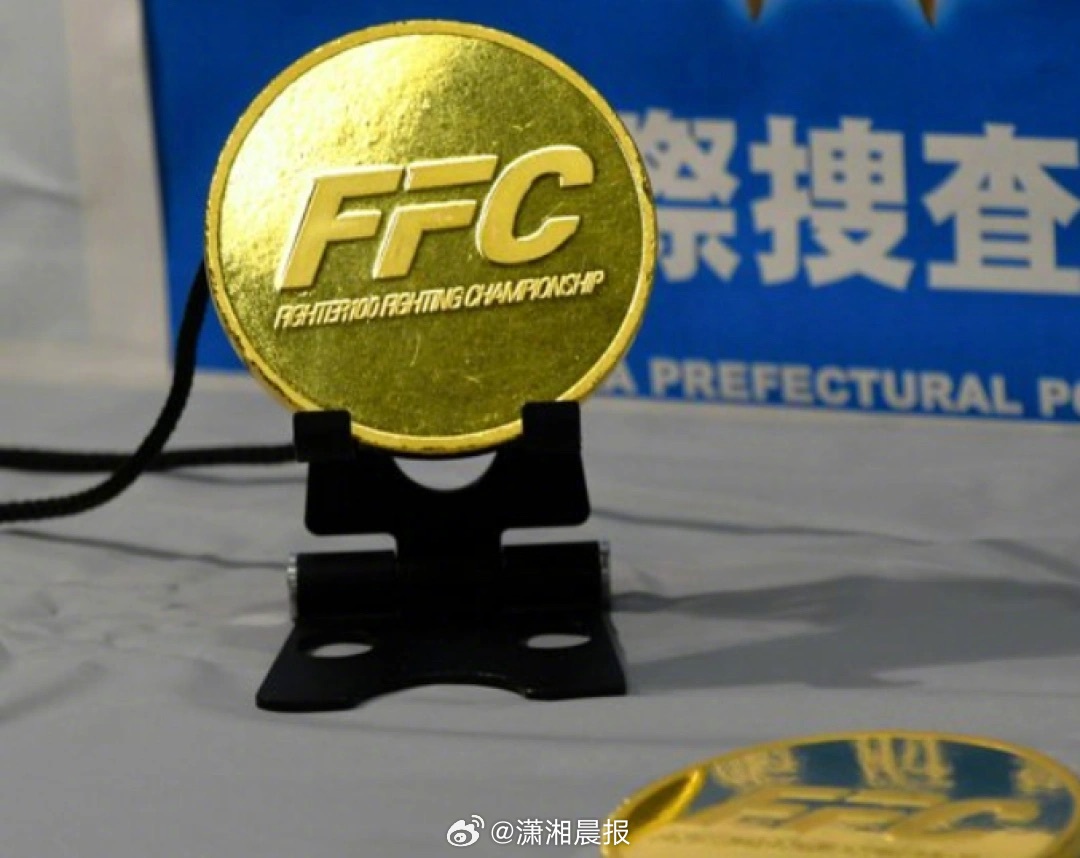 【#韩国男子伪装金牌走私纯金3.5千克#，在日本被逮捕】日本大阪府警方10月10
