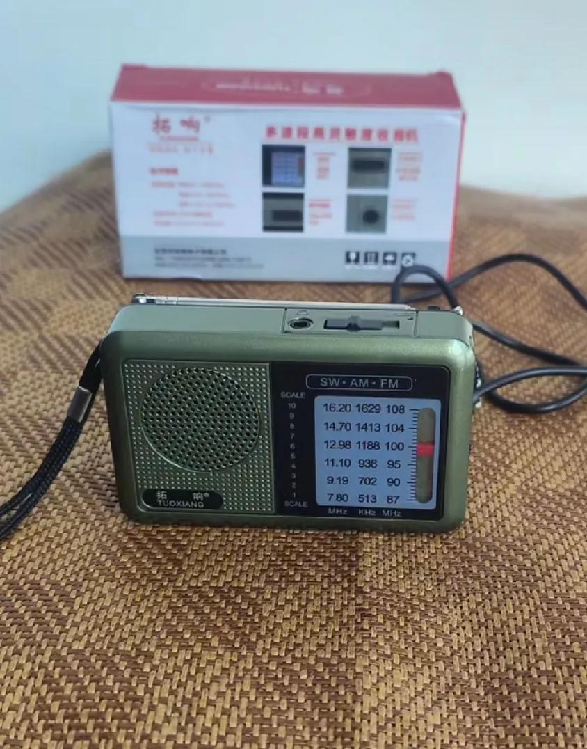 每天清晨六点，王奶奶的半导体收音机准时响起，咿咿呀呀的京剧总能穿透两层楼板把我吵
