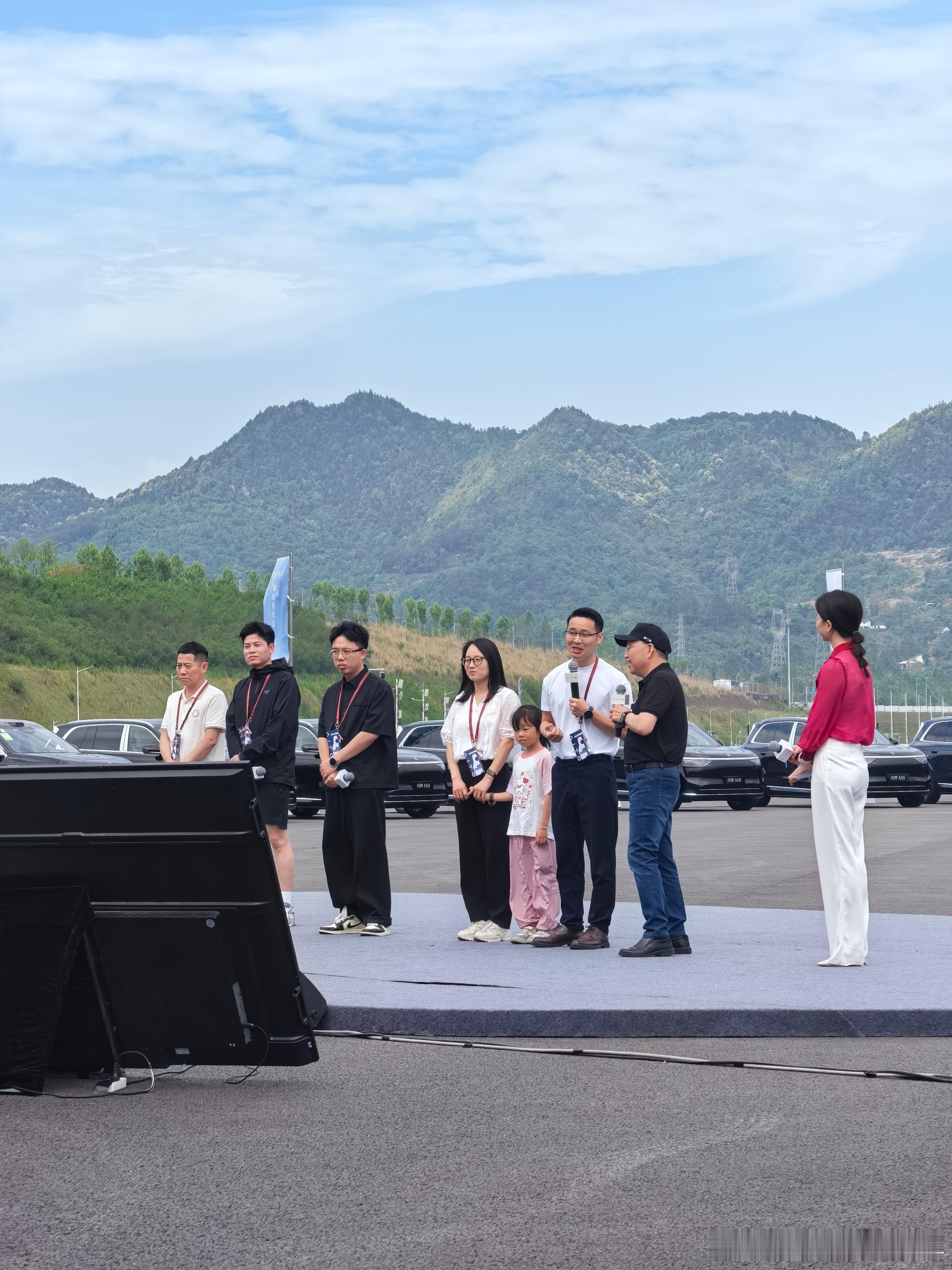 选择问界m8的三个点1，安全，辅助驾驶好用2，家庭，家庭智慧旗舰3，豪华，“问界