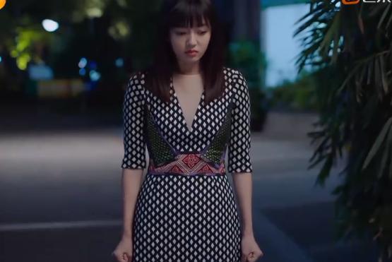 “你要是后悔的话，我可以帮你扛回去，毕竟这都是钱。”

贺子秋看着唐灿一脸犹豫的