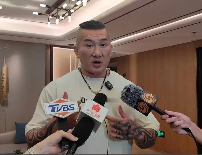 我哥你是真的勇！网红馆长面对镜头怒怼！我被断章取义！支持者的加油声与机车的轰鸣声
