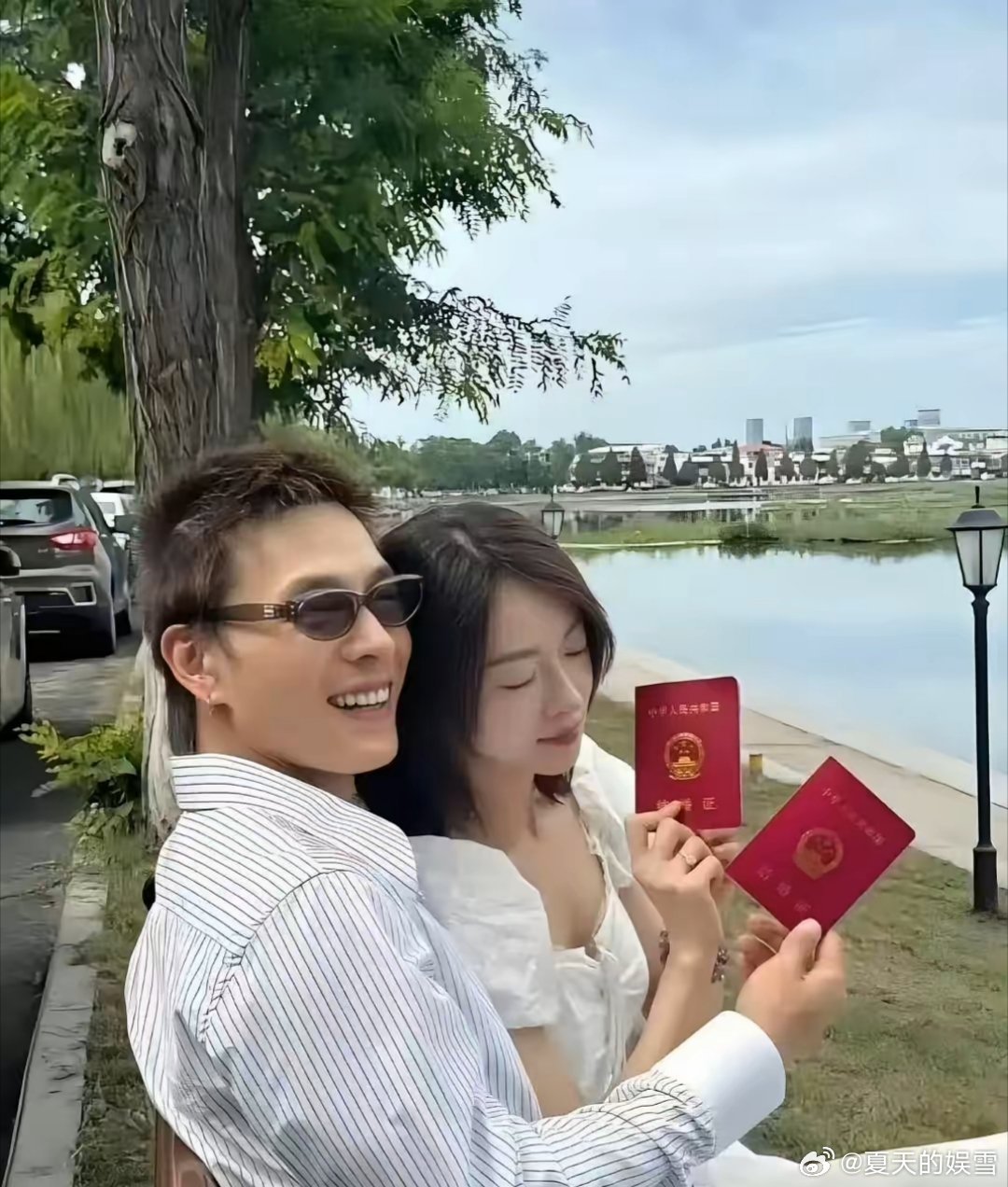 娱乐圈就是个圈，绕来绕去都是熟人。吴谨言和洪尧结婚，网友一"考古"发现，洪尧早年