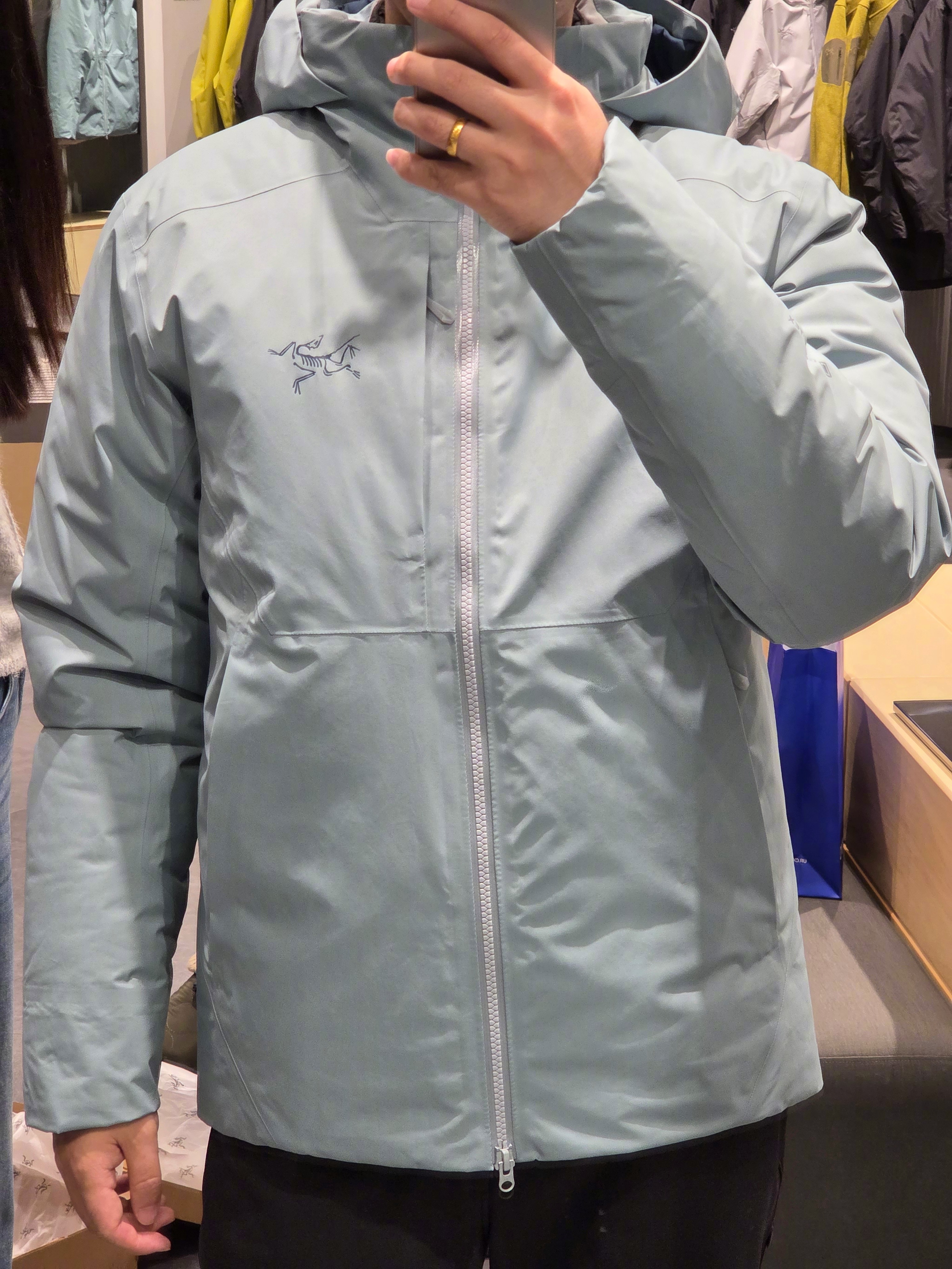 一模一样，黑色大一号，里面加了羽绒内胆。怎么选？ 