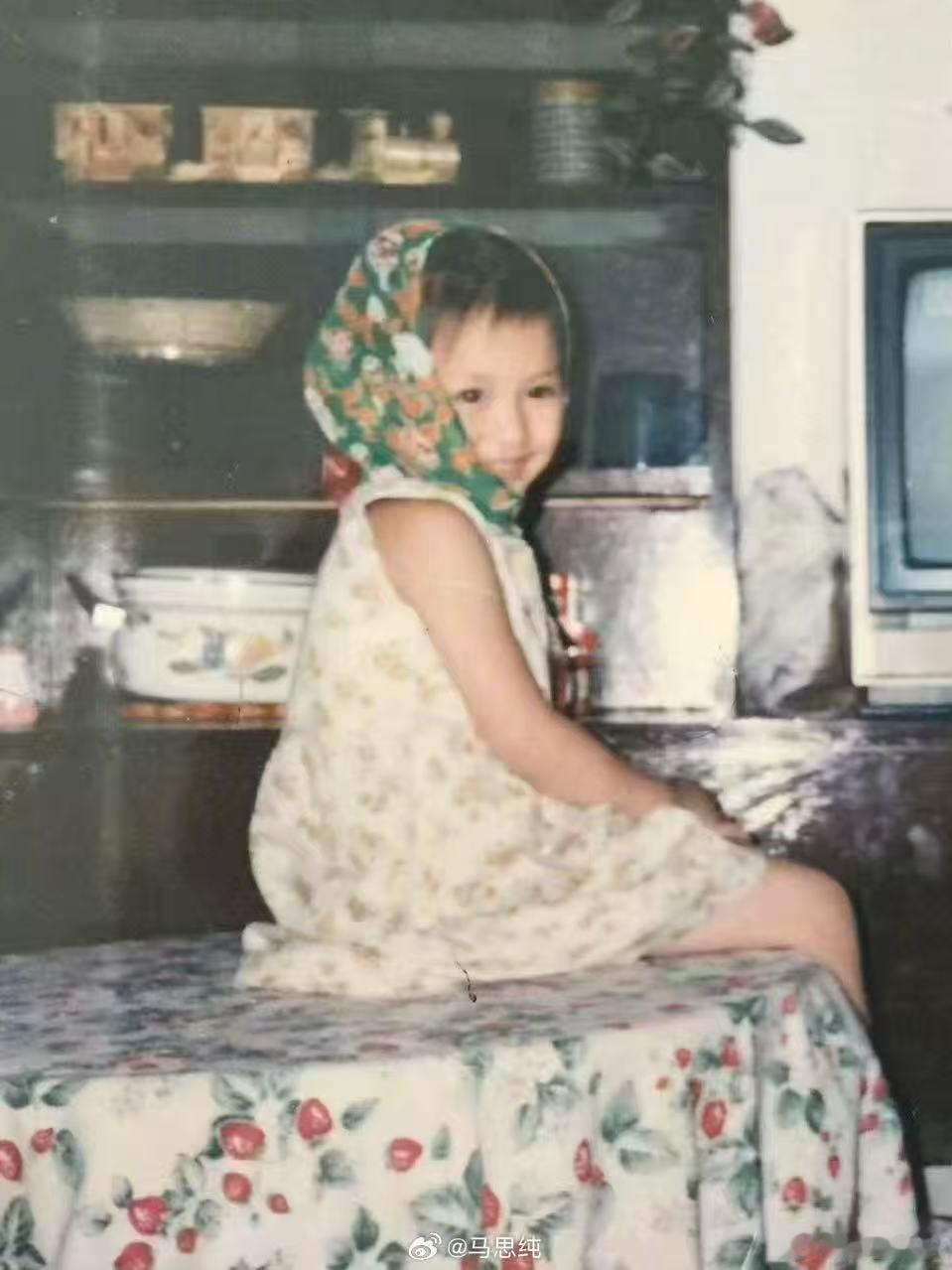 马思纯晒童年照 马思纯发博晒了自己的童年照，从小美到大啊，期待新剧人之初！马思纯