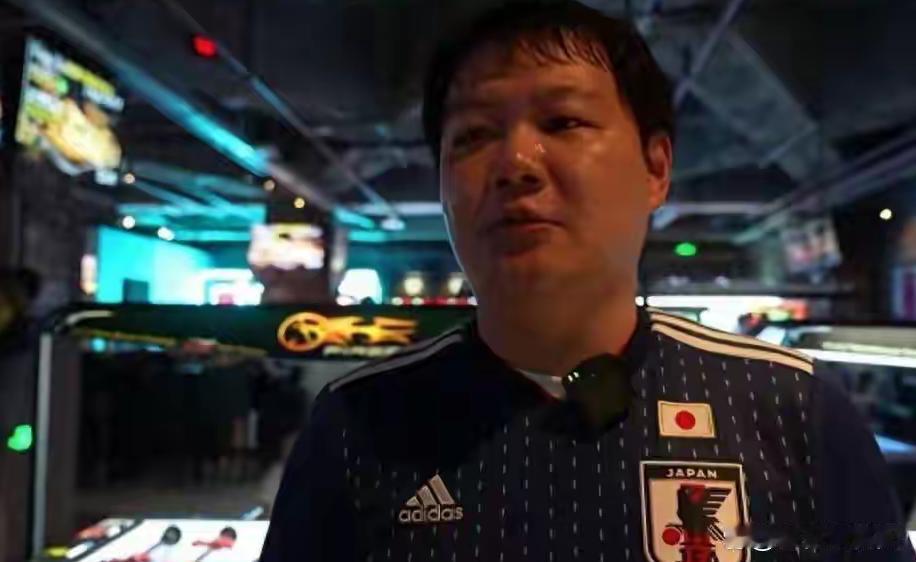上海年轻人挺敢穿定制日本国旗球衣庆祝日本4比0，场面像把“庆祝”当成通关券。有人