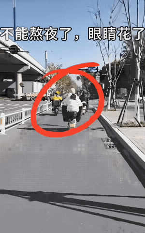 不只是你眼花了，别人也眼花了，熬不熬夜，都看是两个人。
实话实说，有时候还真的不