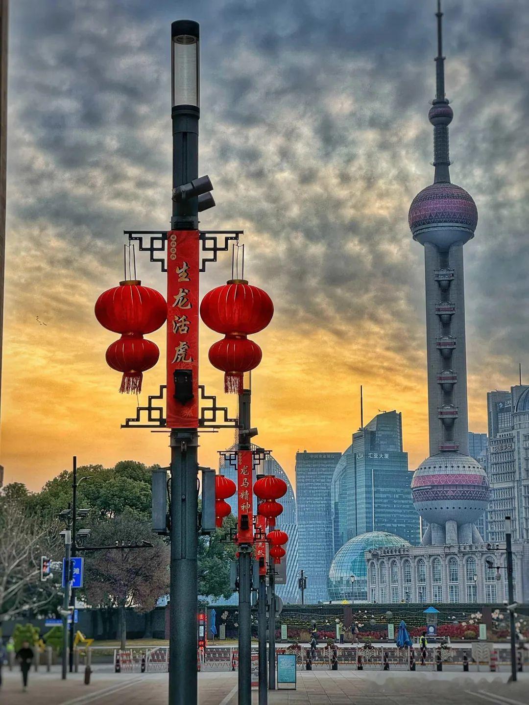 上海人有几个人会心甘情愿花钱登东方明珠？
 
在上海待三年，问过好多本地人，答案