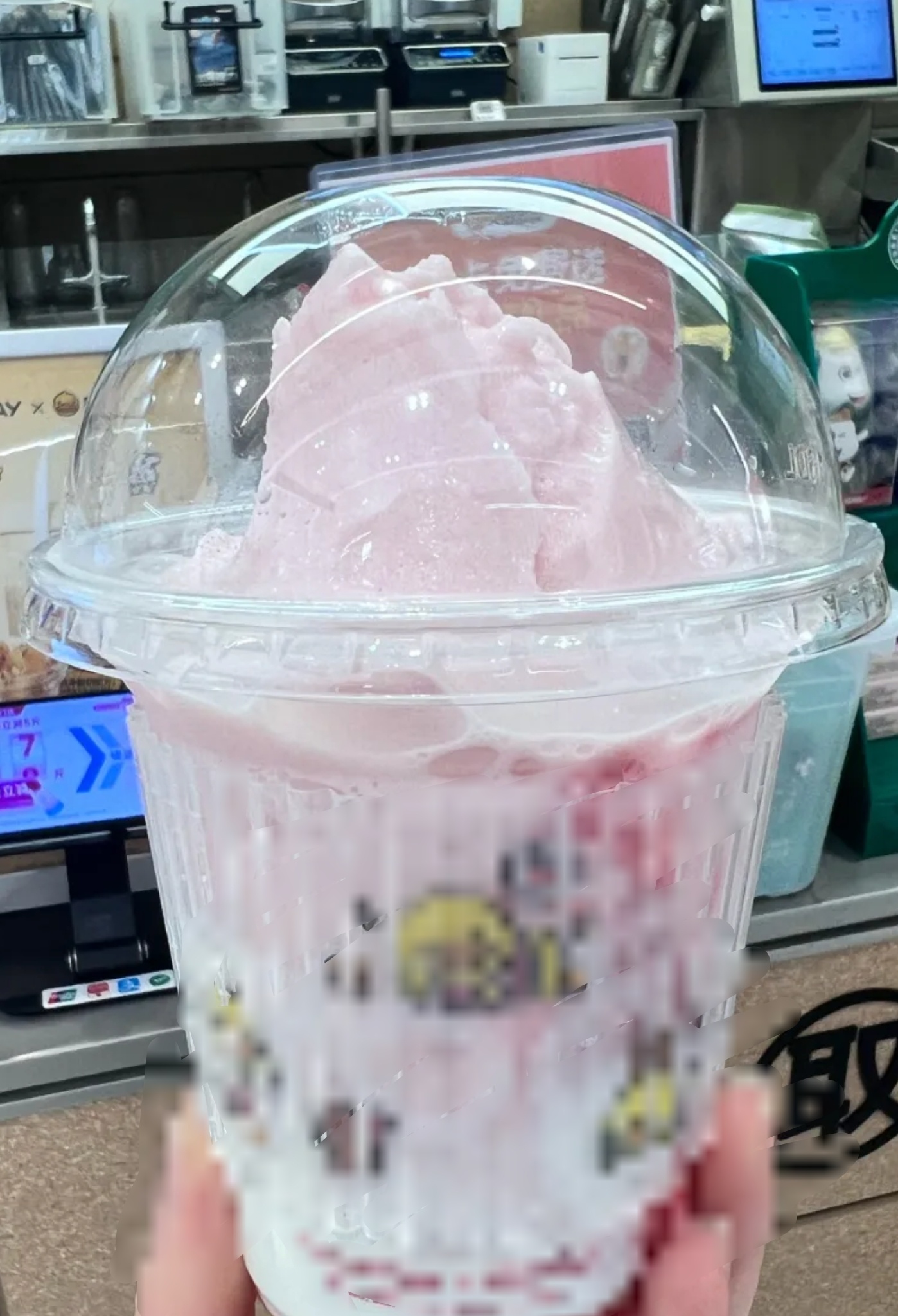 买了一杯感受了一下，颜值还不错，粉嫩嫩的，口感很清爽…服务还不错，就是制作过程感