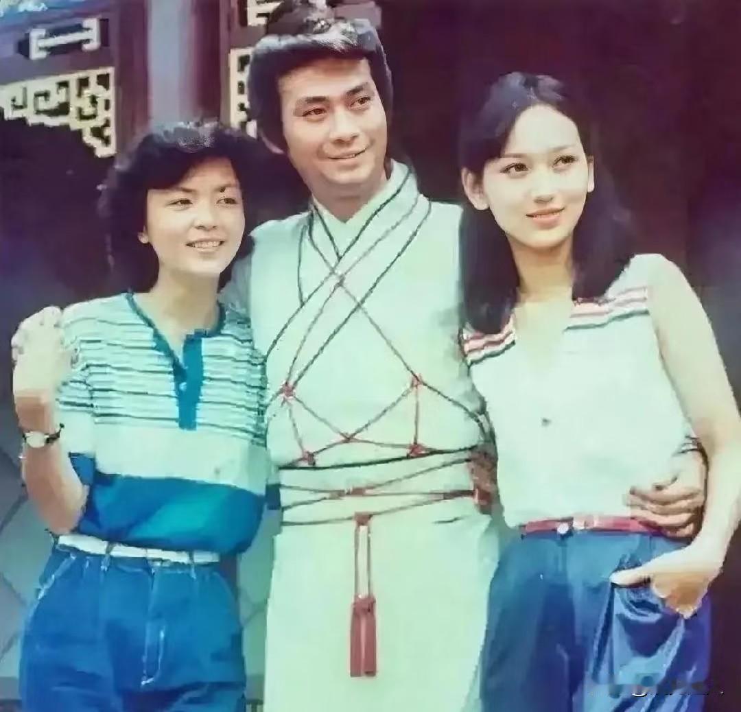 为啥大家都说陈玉莲美，我是真没看出来？
 
这张老照片里，34岁的郑少秋正当红，