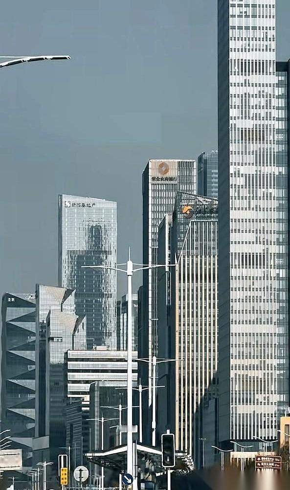 多花了12.8个亿，就为了把机场盖在一片软趴趴的地基上。
你没听错，这事儿就发生