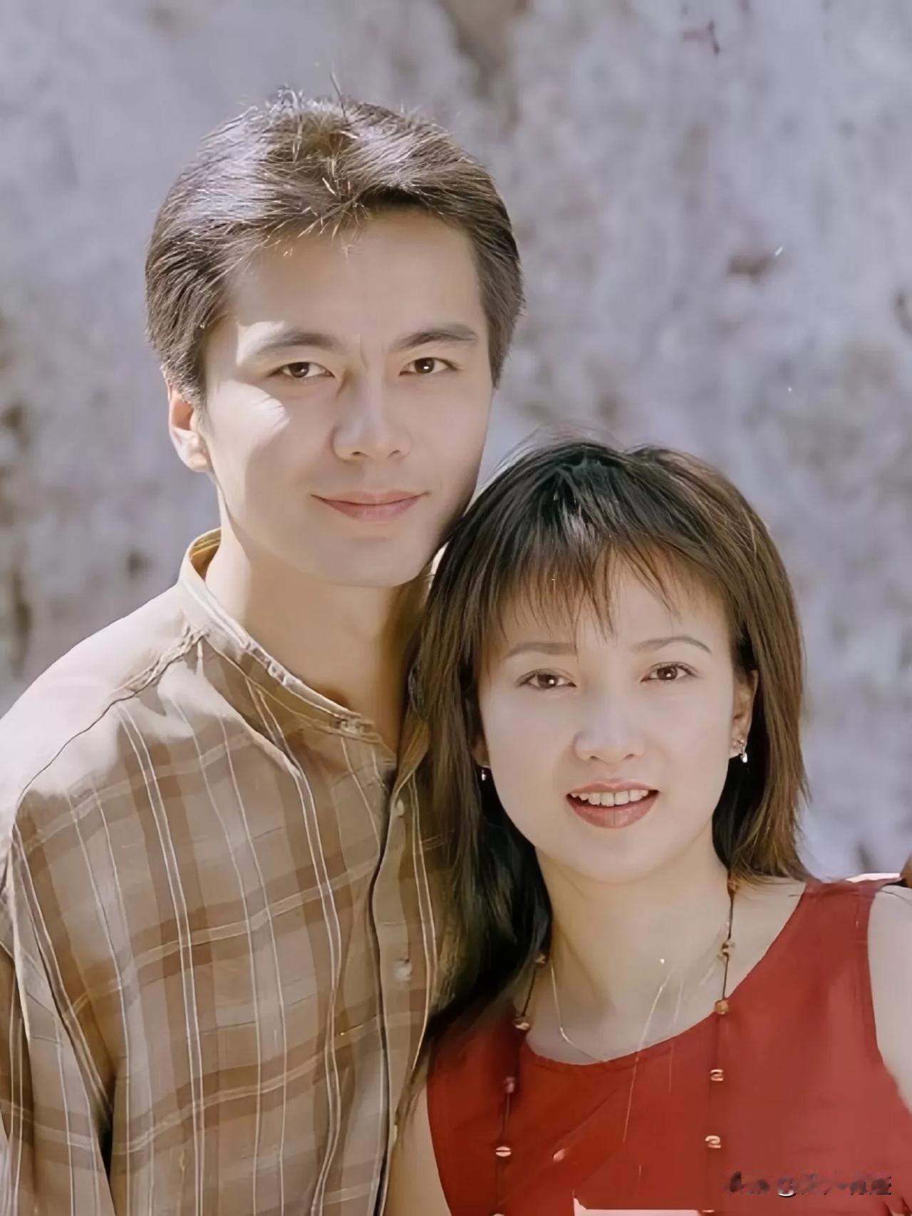 古装大美女何晴的两任老公，看看谁更帅一点？
图一许亚军，是何晴的第一任丈夫，但何