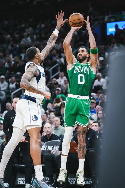 布朗分给塔图姆，塔图姆三分张手就有，领先优势来到了19分波士顿凯尔特人 ｜Dif