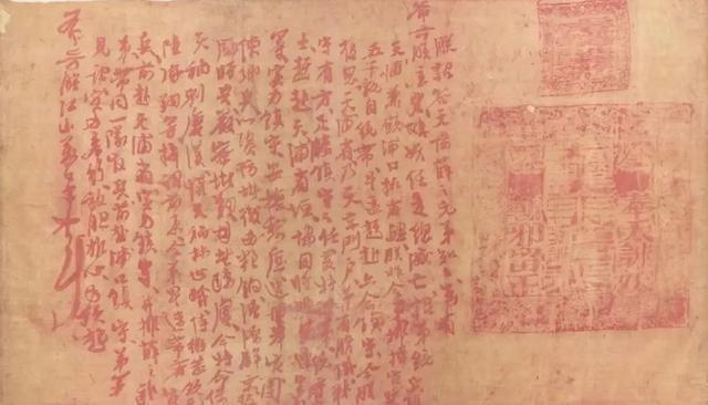 1980年，一农妇在南京的街上卖鸡蛋，70岁的老先生走到摊前，询问农妇鸡蛋怎么卖