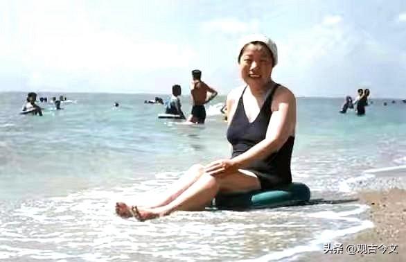 老照片里的夏日时光
1958年北戴河海滨，邓颖超在沙滩留下这帧惬意瞬间。
平日里