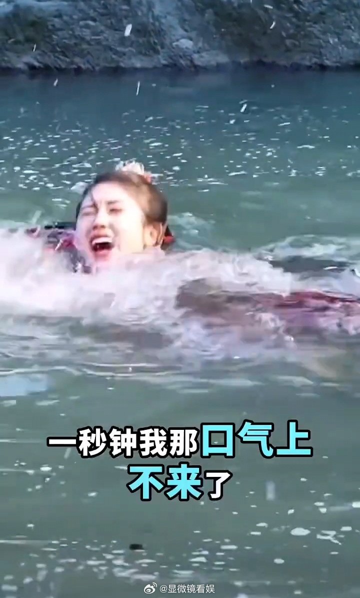 严子贤曝拍摄短剧时差点淹死 近日，短剧演员在直播时透露，与搭档郭宇欣在拍摄一个水
