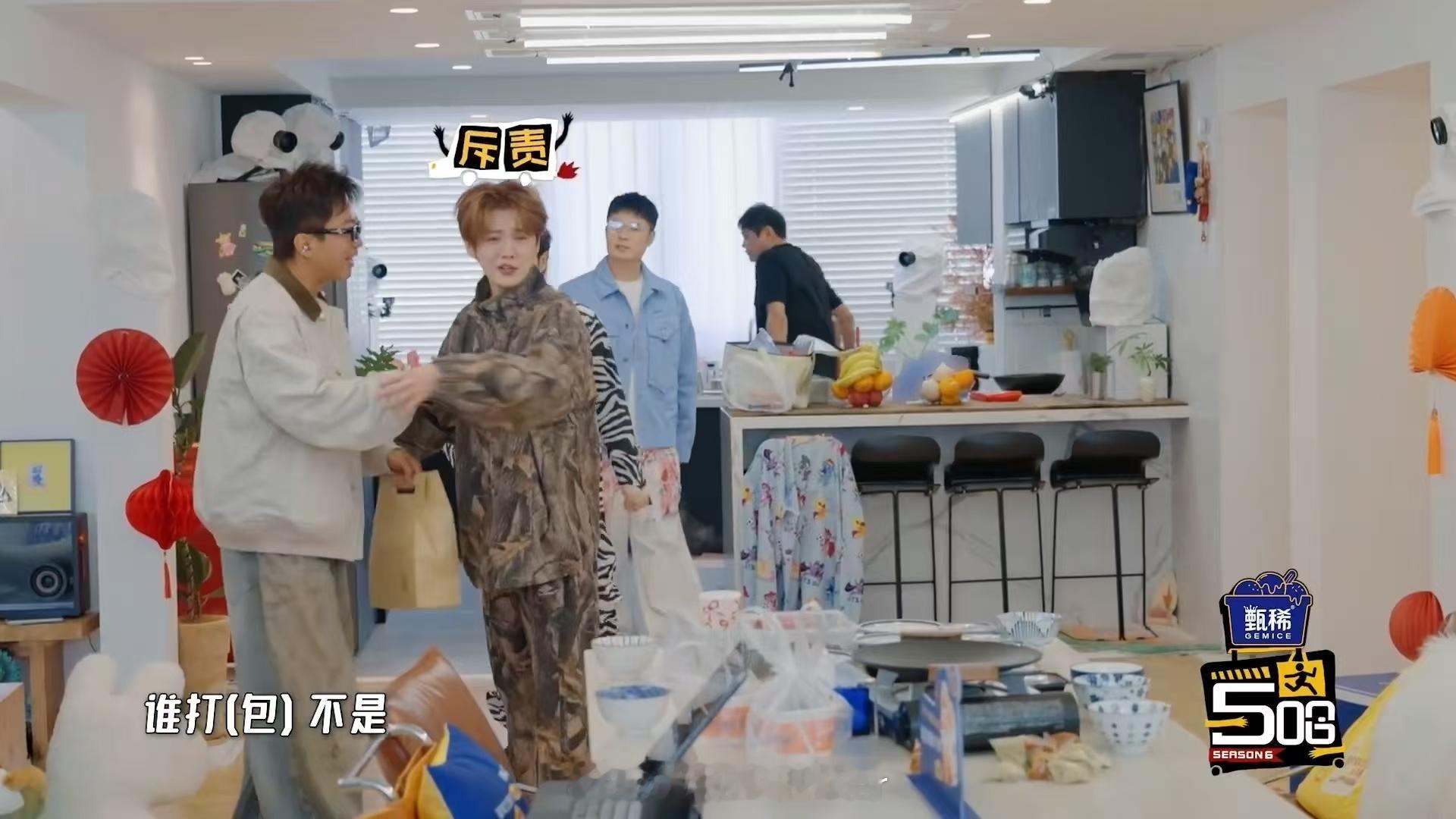 陈赫鹿晗看到了什么看得出来鹿晗很喜欢臭豆腐哈哈哈哈哈陆地cp 鹿晗自带臭豆腐，能