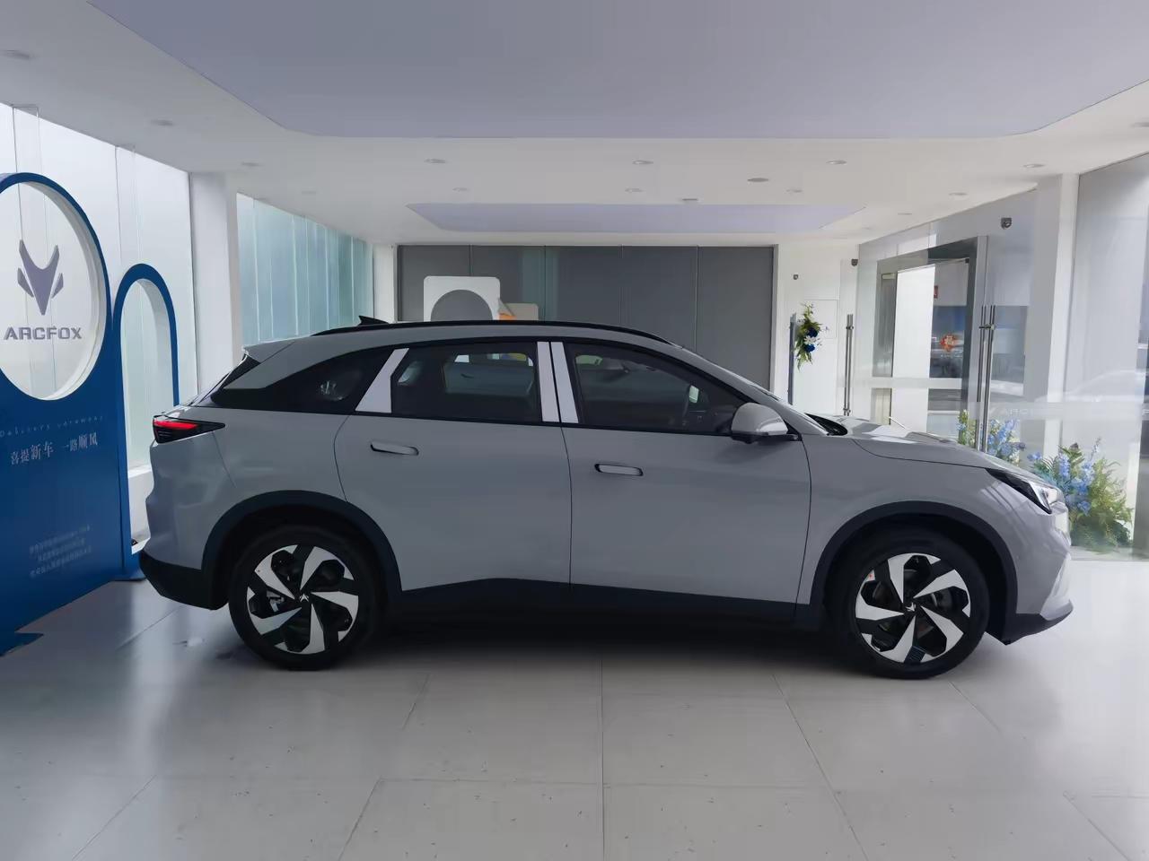 养一辆纯电车，一年到底要花多少钱？

都说电车省钱，电费比油费便宜。这话没错，但