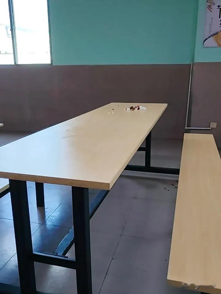 公司的一个员工好没索质，他把饭吃了，临走的时候还往餐盘里吐痰，桌子上也留一大堆。
