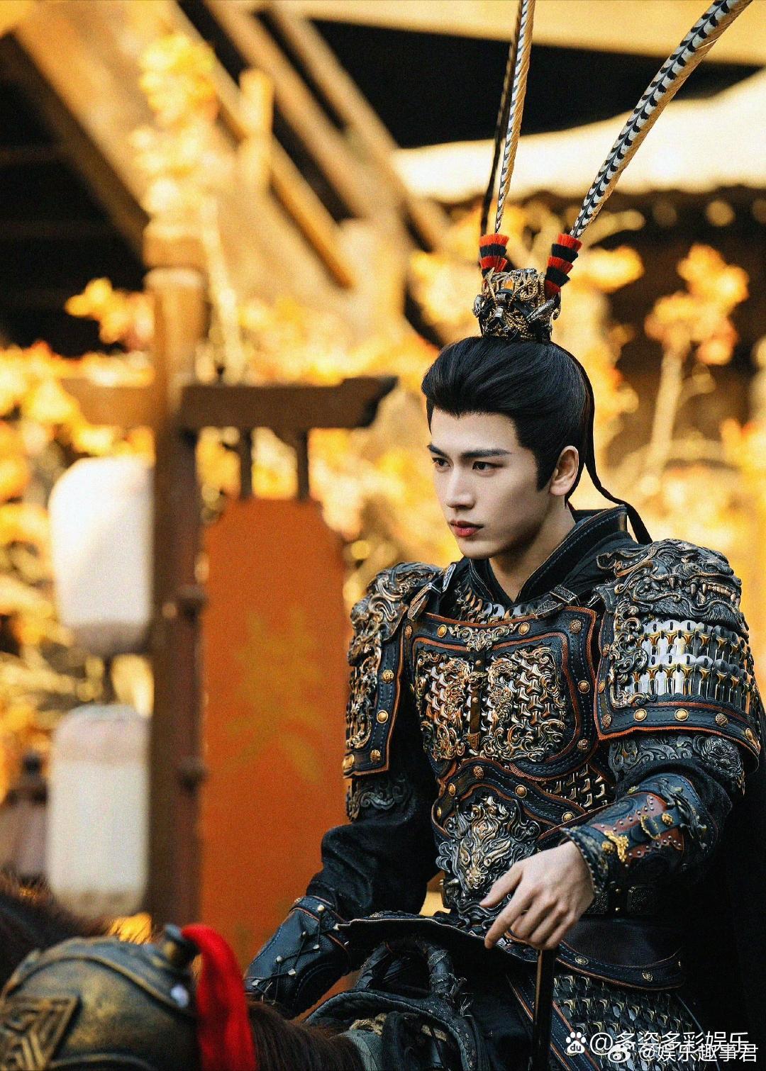 张凌赫《逐玉》雉鸡翎造型得到央视新闻夸赞！ 