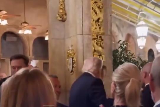 【马杜罗被绑架后，唐纳德·特朗普和埃隆·马斯克享用了一顿丰盛的晚餐。 】从视频来