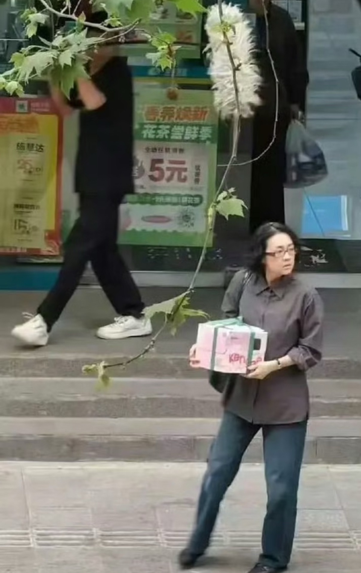 章子怡#章子怡增肥原来是拍新片#【网友曝#章子怡新片路透照#】据网友，#章子怡新