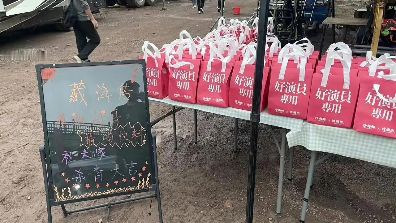 肖战终于杀青了，这是他第11个角色了，爆款预定啊！
从服饰上明显就是明朝的扮相，