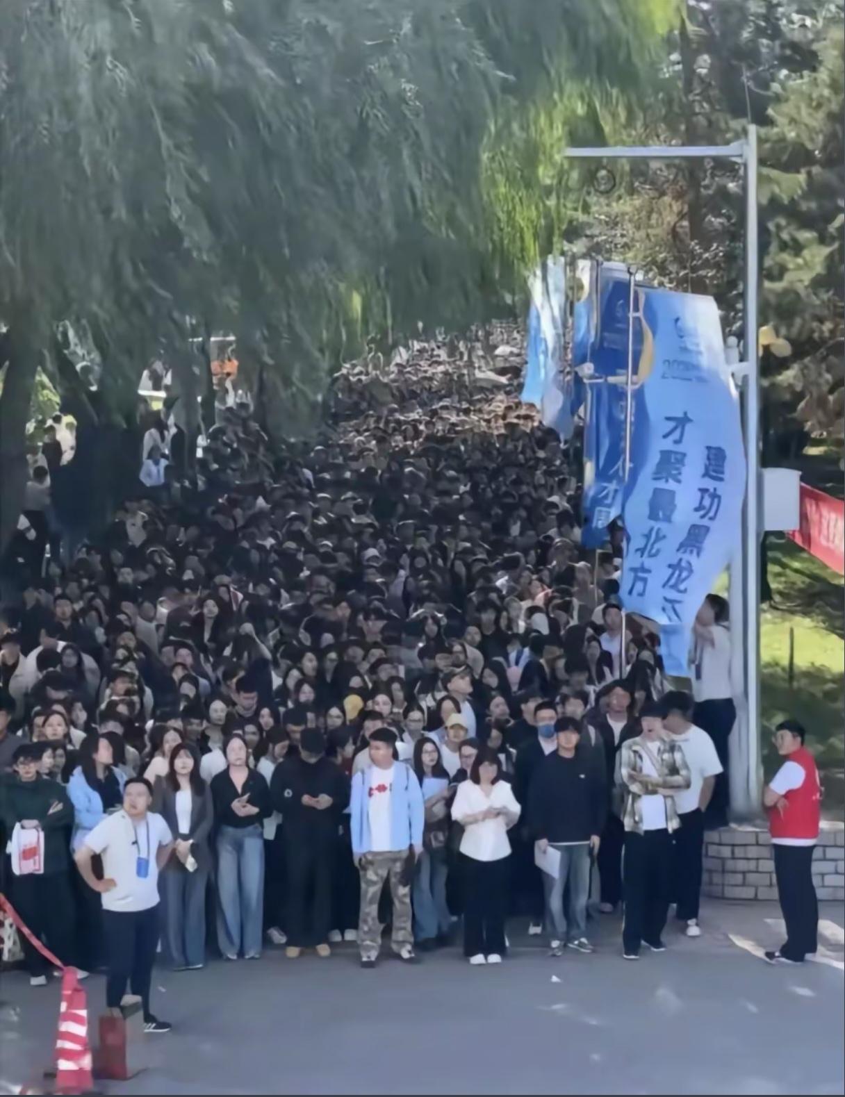 【黑龙江高校毕业生大型招聘会——我们究竟该何去何从】
11万名本硕博争夺9676