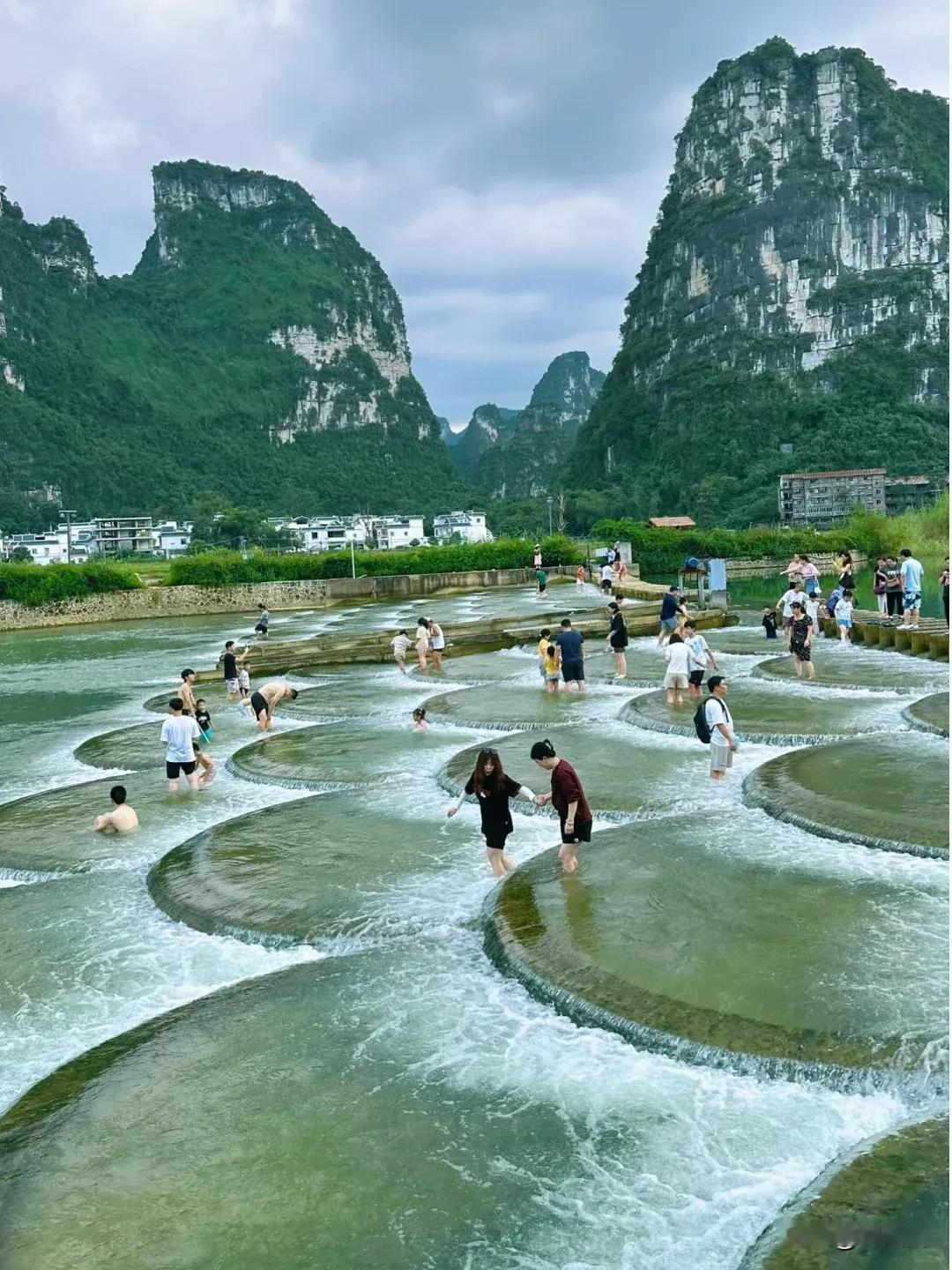 新规定将人的一生分为五个年龄段：
未成年人：0至17岁；青年人：18岁至65岁；
